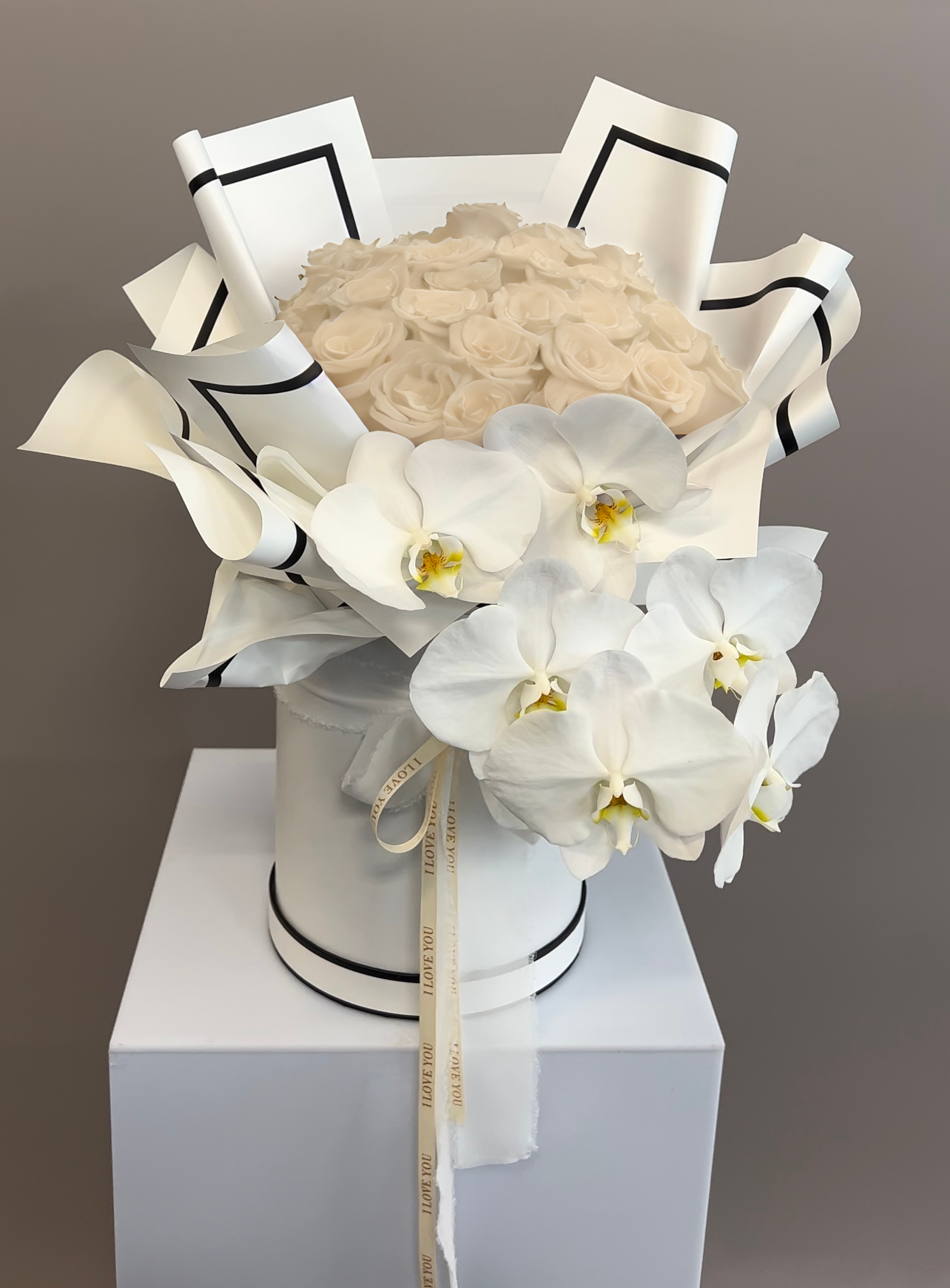 Premium Roses White in Hat Box LUXE